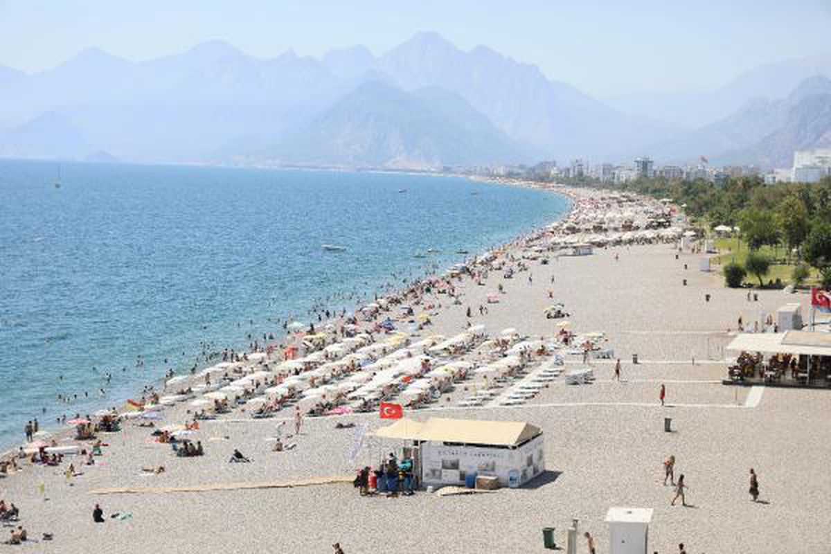 Antalya gündem haberi... Antalya\'da Konyaaltı sahilinde yoğunluk