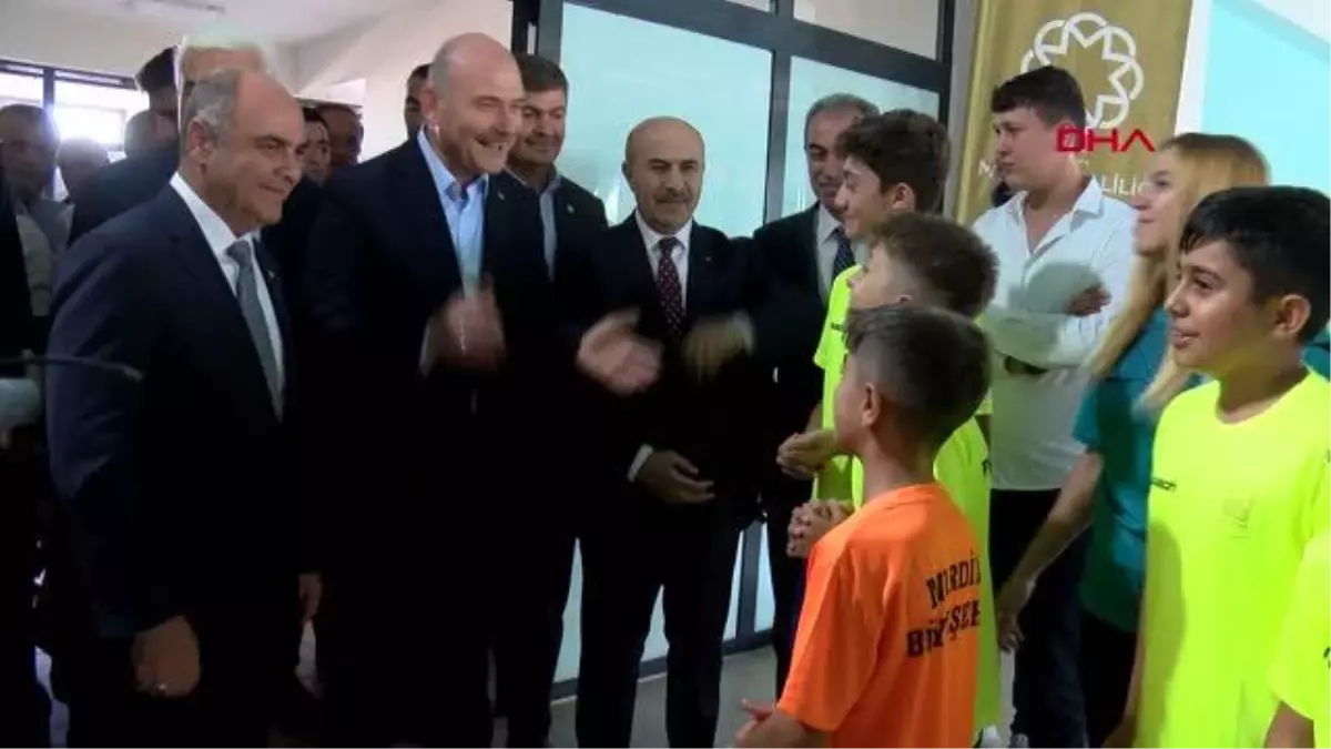 BAKAN SOYLU SPORCULARLA FUTBOL VE MASA TENİSİ OYNADI