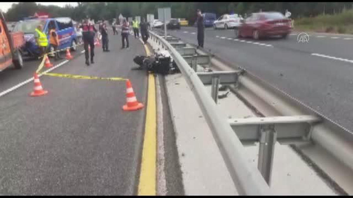 Düzce\'de bariyerlere çarpan motosikletteki 2 genç öldü