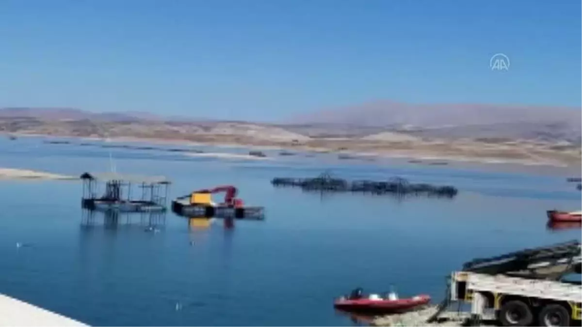 Elazığ\'da batan balıkçı teknesindeki bir kişiyi arama çalışması sürüyor