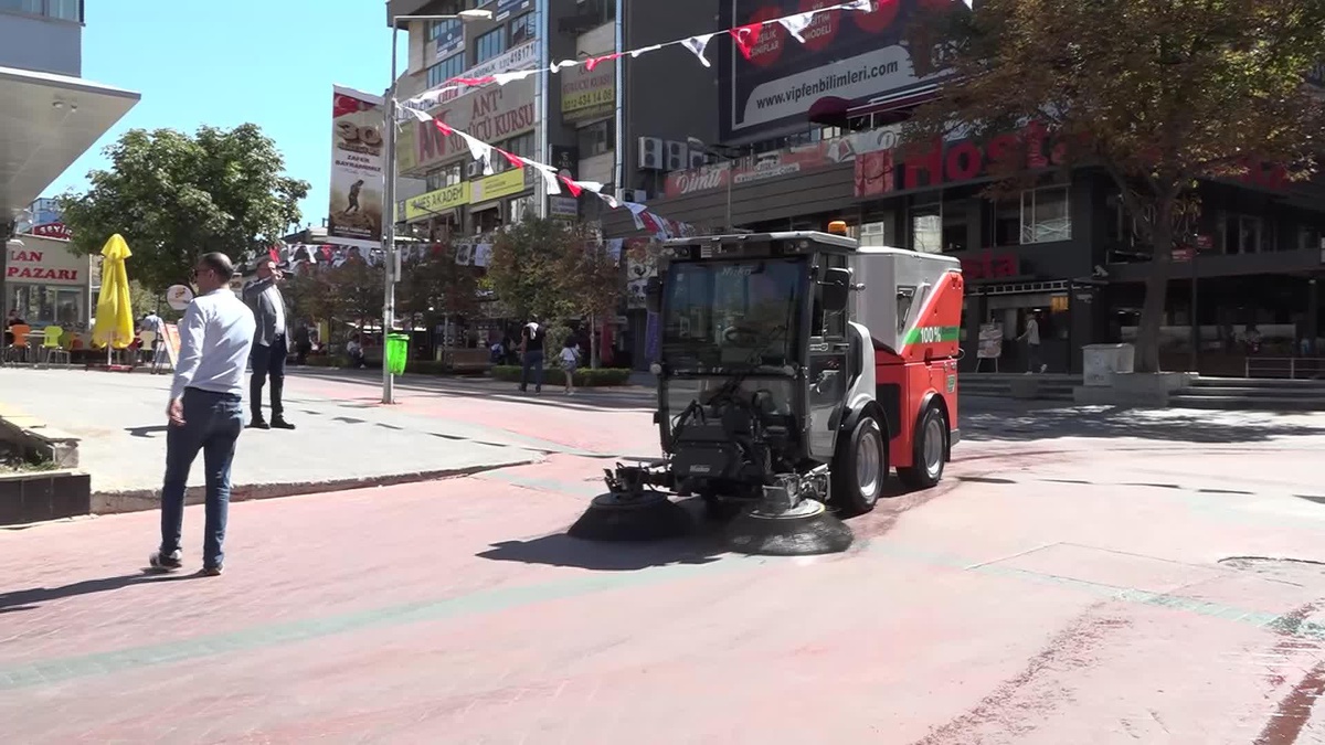 Çankaya Belediyesi\'nden Çevre Dostu Süpürme Aracı