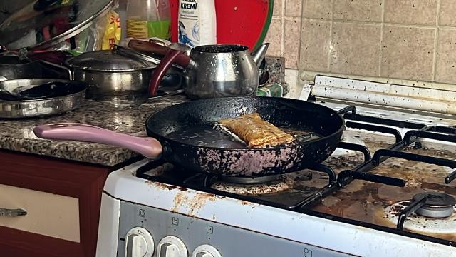 'Dış güçler kapattı' diye cep telefonunu tavada yakarak yangın çıkarttı, sonra da kendini odaya kilitledi 'Dış güçler kapattı' diye cep telefonunu tavada yakarak yangın çıkarttı, sonra da kendini odaya kilitledi