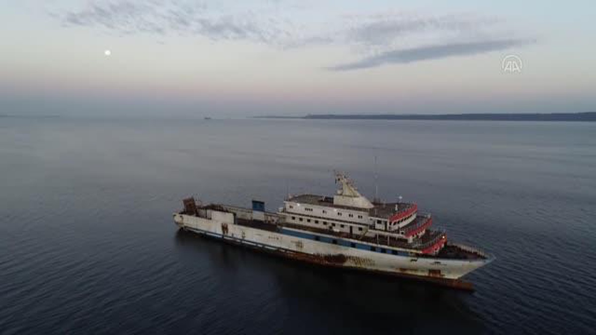 (DRONE) Yunanistan Sahil Güvenlik birimlerinin taciz ateşi açtığı gemi Çanakkale Boğazı\'nda demirledi