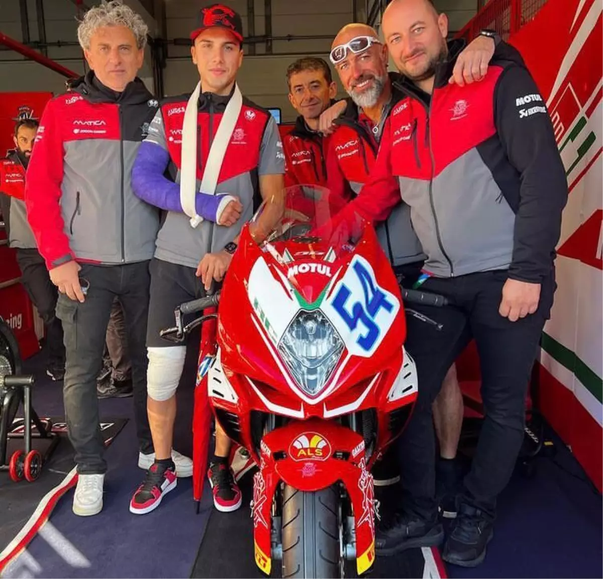 Dünkü yarışta kaza geçiren Bahattin Sofuoğlu\'nun kolunda kırık tespit edildi