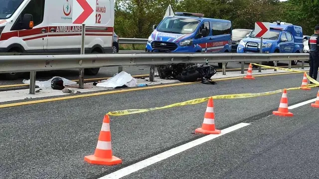 Sürücüsünün direksiyon hakimiyetini kaybetti motosiklet refüje çarptı: 2 ölü