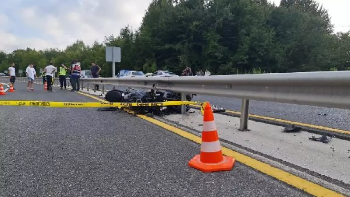 Düzce haberi... Düzce\'de motosiklet refüje çarptı: 2 ölü