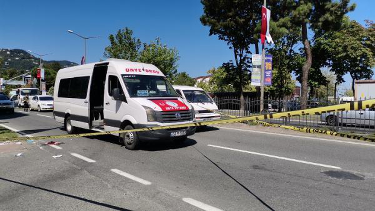 Kapısı açık minibüsten düşen kadın ağır yaralandı