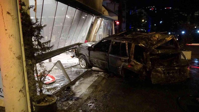 Kontrolden çıkıp restorana giren araç alev aldı Kontrolden çıkıp restorana giren araç alev aldı