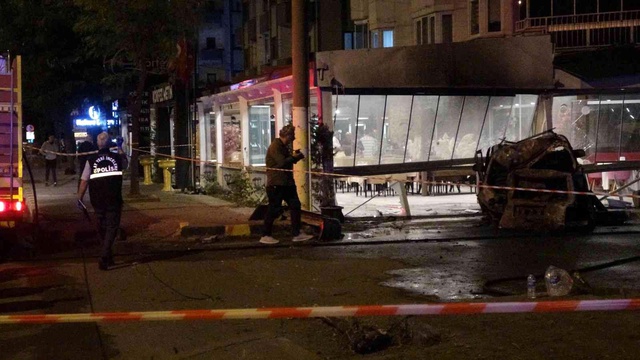 Kontrolden çıkıp restorana giren araç alev aldı Kontrolden çıkıp restorana giren araç alev aldı
