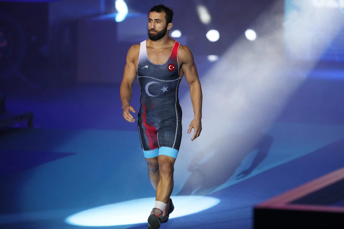 Milli güreşçi Burhan Akbudak, Dünya Şampiyonası\'nda finale yükseldi