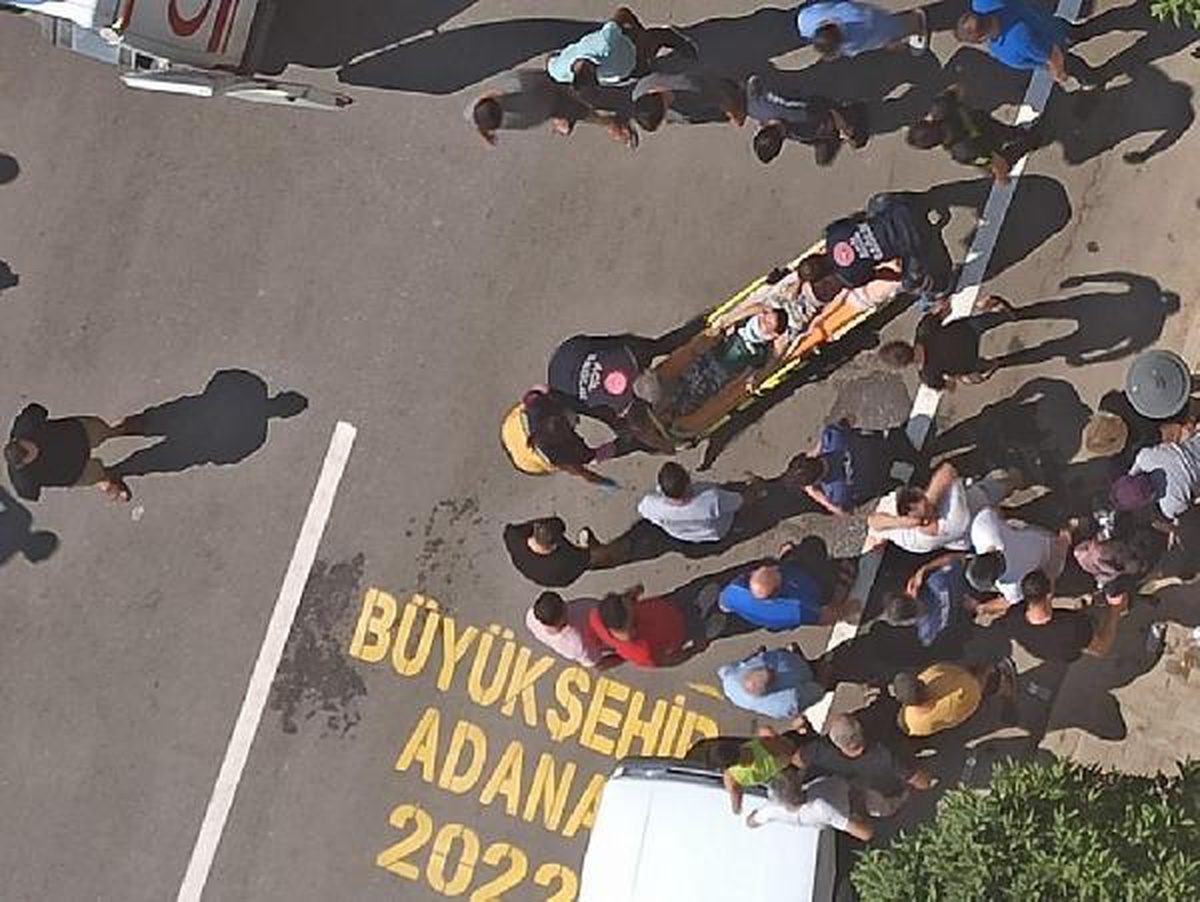 Otomobil, 5 ve 7 yaşındaki kardeşlere çarptı; ağabeyin durumu ağır