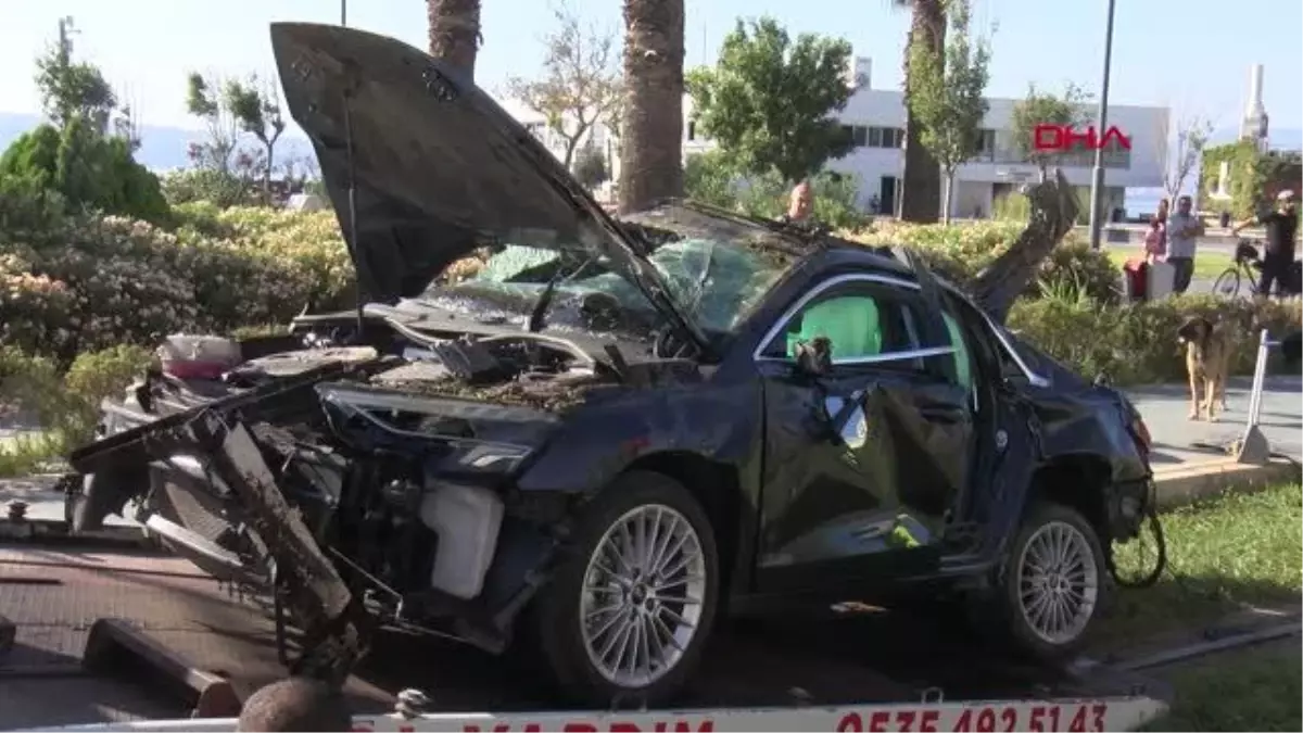 Otomobil, tramvay yolu kenarındaki ağaca çarptı: 2 ölü, 1 yaralı