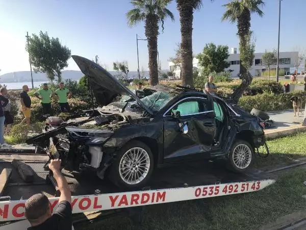 Otomobil, tramvay yolu kenarındaki ağaca çarptı: 2 ölü, 1 yaralı