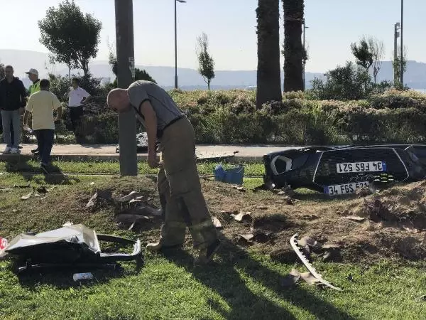 Otomobil, tramvay yolu kenarındaki ağaca çarptı: 2 ölü, 1 yaralı