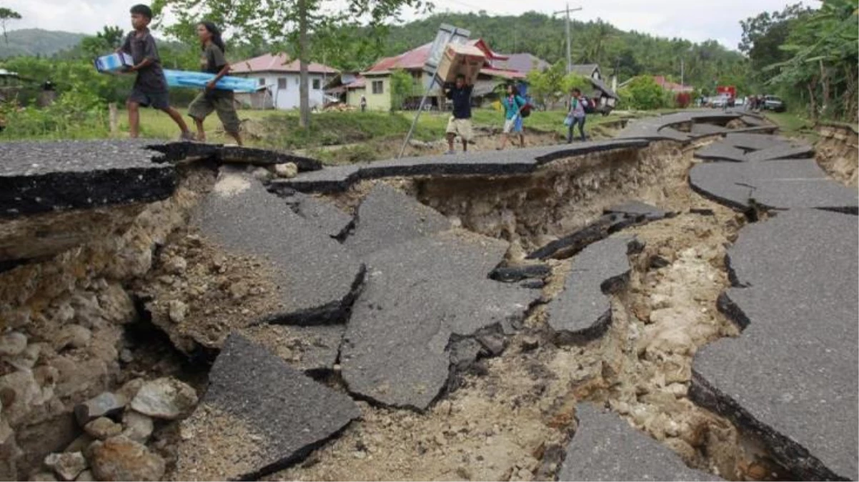 Papua Yeni Gine\'de gerçekleşen 7,6 büyüklüğünde deprem sonrası Tsunami uyarısı