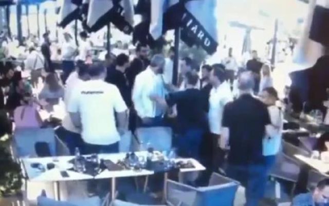 AVM'de iki grup arasında silahlı çatışma çıktı: 5 yaralı AVM'de iki grup arasında silahlı çatışma çıktı: 5 yaralı