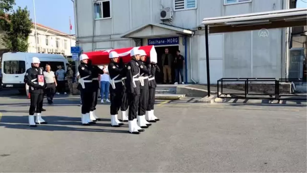 İstanbul\'da silahın kazayla patlaması sonucu vefat eden polis için cenaze töreni