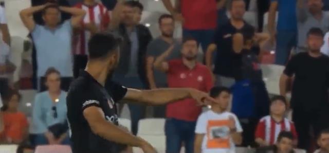 Sivassporlu futbolcudan kendi taraftarına olay hareket! Tribünler az kalsın aşağı inecekti