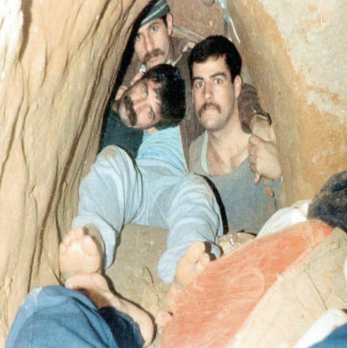 12 Eylül\'ün En Uzun Firarı, Hatıra Fotoğrafı da Çektirdikleri 118 Metrelik Tünel Kazdılar: "Arkadaşımız Bir Şiş Soktu; Hava Gelmeye Başladı.