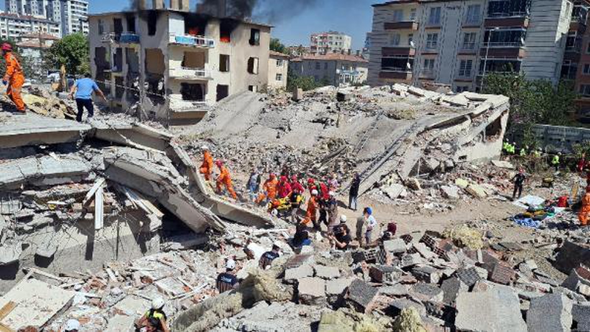 Son dakika haberi: 5.8\'lik deprem tatbikatında enkaz altında kalanlar kurtarıldı, çıkan yangın söndürüldü
