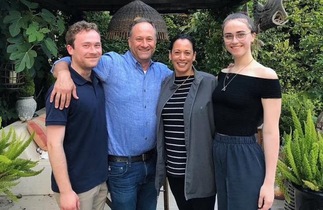 ABD Başkan Yardımcısı Kamala Harris'in kızı podyuma göğüslerini açtı