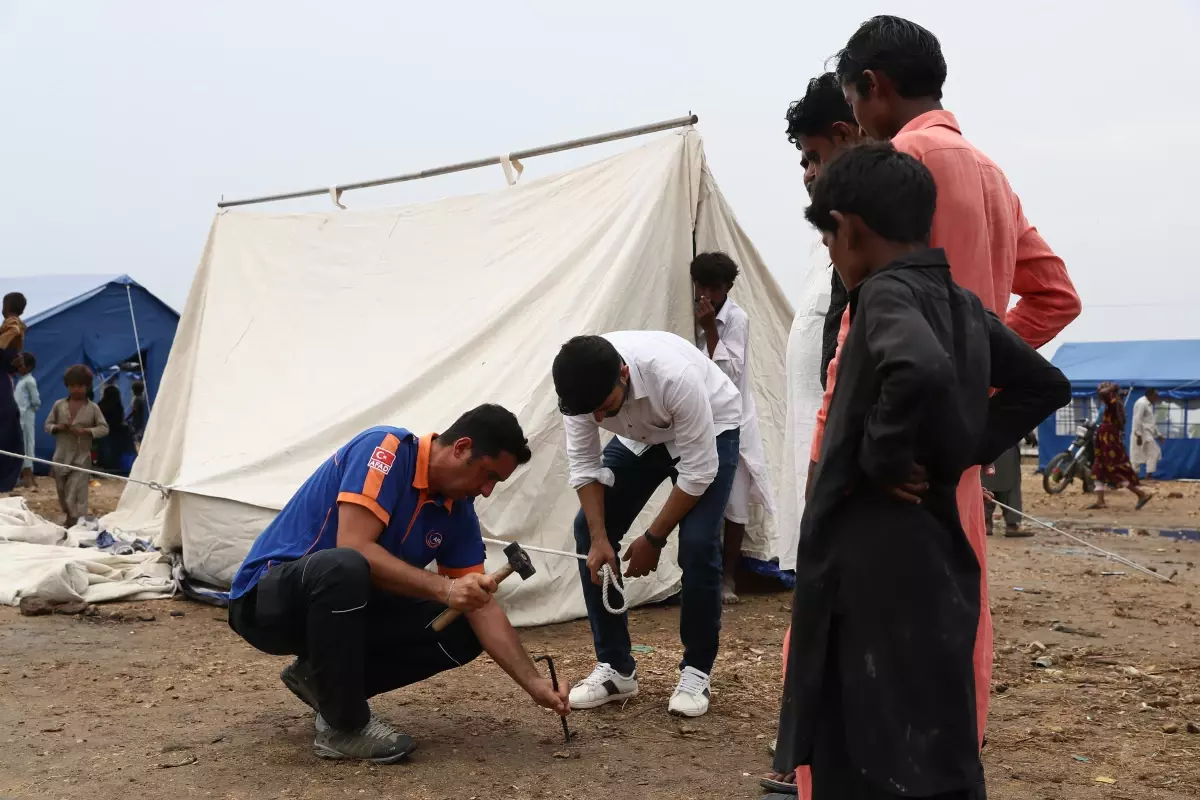 AFAD, Pakistan\'daki sel felaketinde ihtiyaç sahipleri için çadır kurmayı sürdürüyor