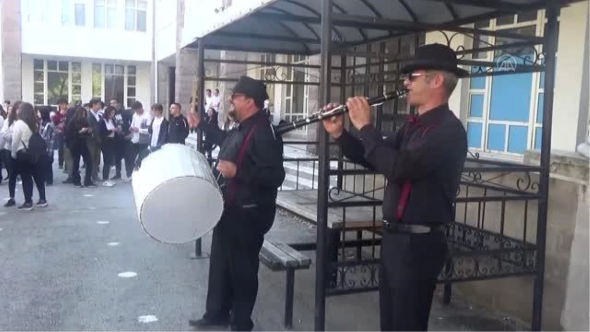 Afyonkarahisar\'da öğrencileri davul ve klarnet karşılandı
