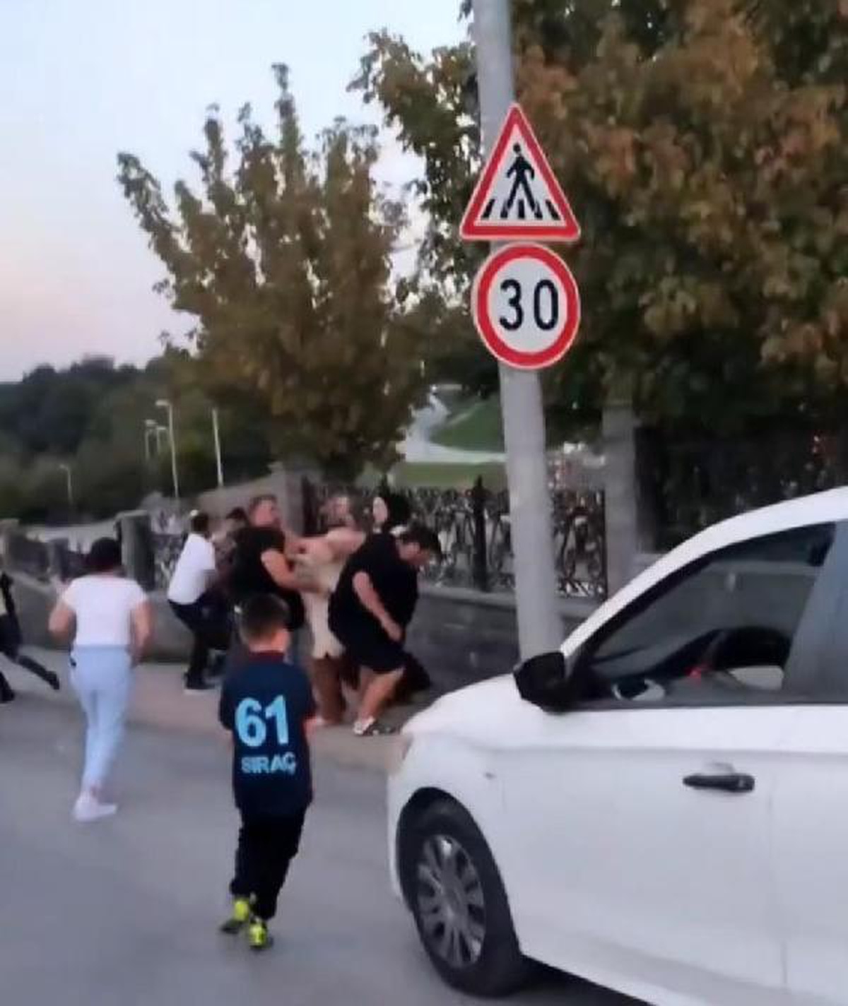 Son dakika haberleri... Arnavutköy\'de çocukların kavgasına karışan aileler yumruklarla birbirine saldırdı
