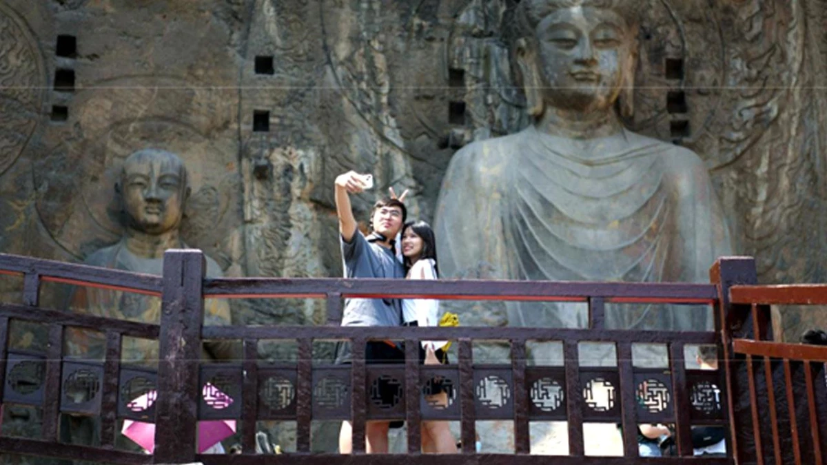 Çin\'in Longmen Mağaraları Güz Ortası Festivali\'nde Turistlerin İlgi Odağı Oldu