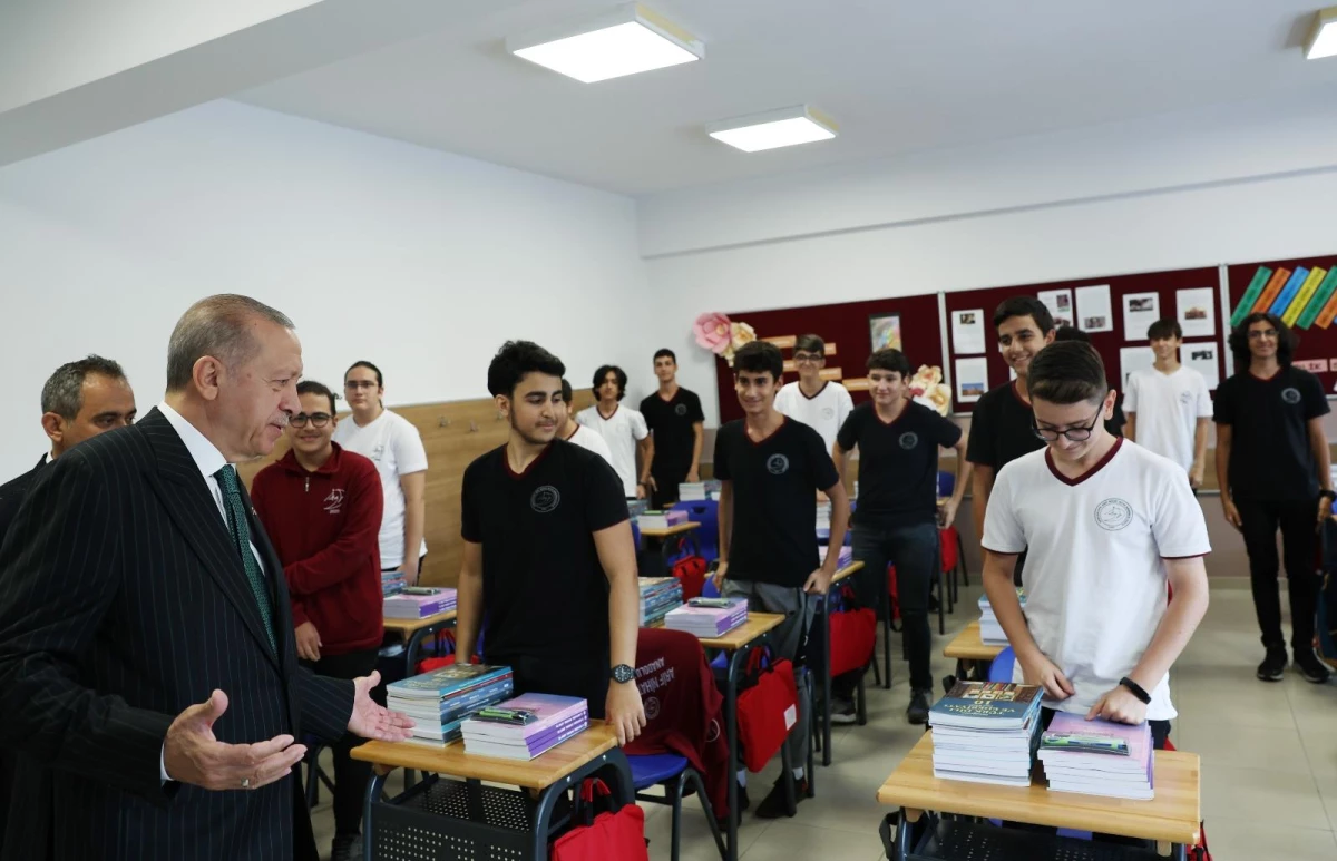 Öğretmene soru soran Cumhurbaşkanı Erdoğan, aldığı cevapla kendi öğrencilik yıllarına döndü!