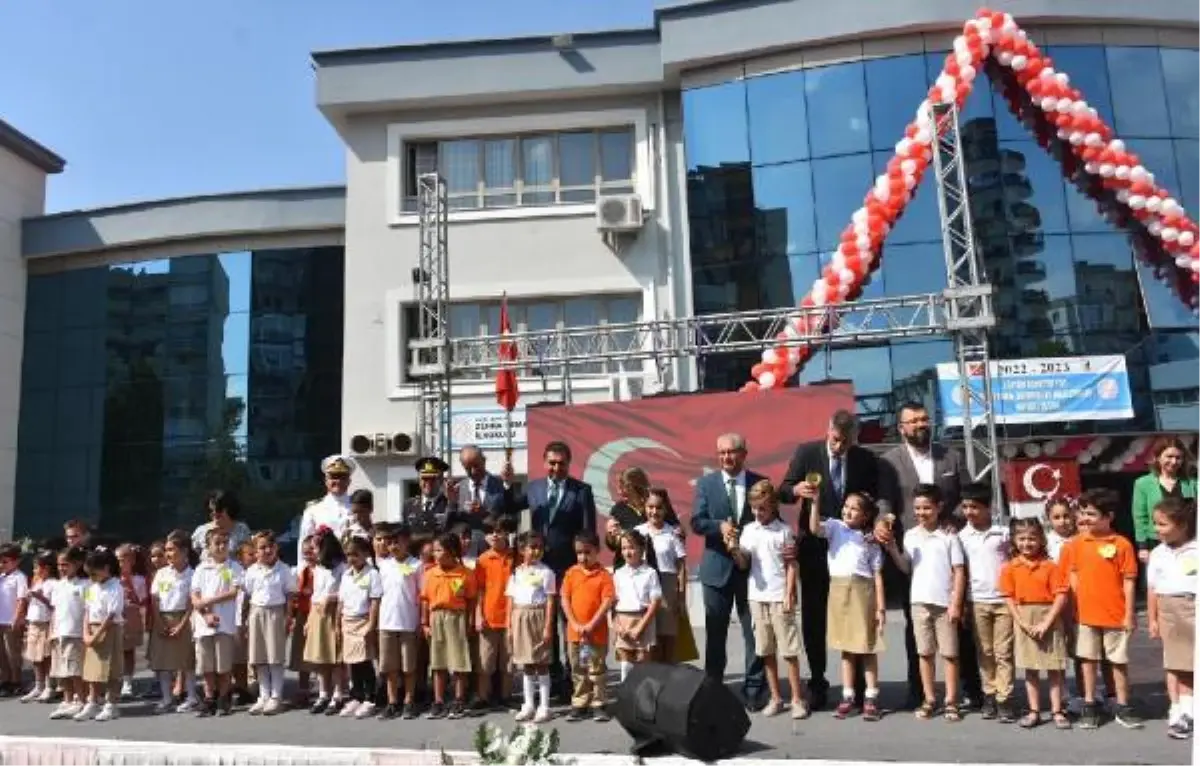 İzmir gündem: İzmir\'de \'ilk gün\' heyecanı; 738 bin 273 öğrenci dersbaşı yaptı