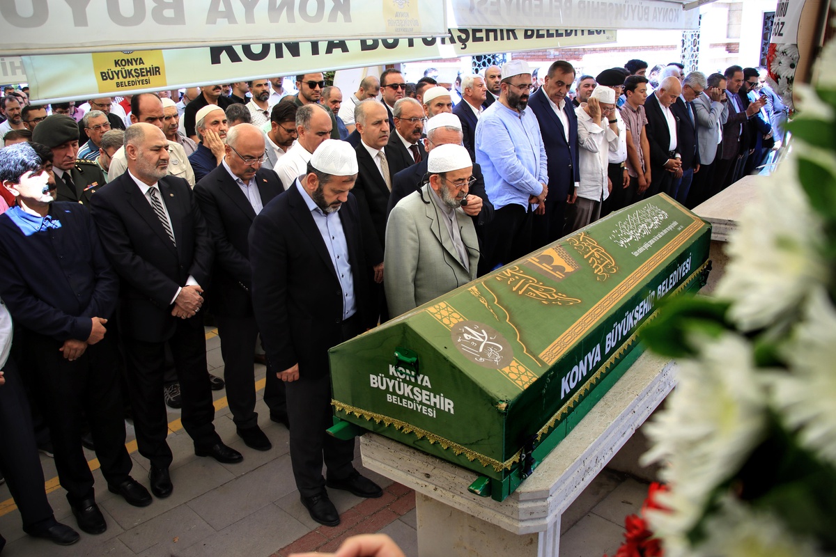 İzmir Valisi Köşger\'in kayınpederi Konya\'da toprağa verildi