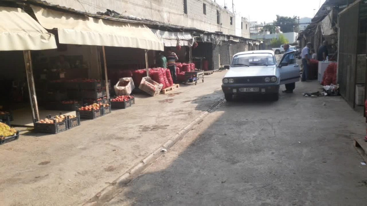 Kadirli\'de Hal Esnafı Salçalık Biberi Maliyetine Satmaya Başladı