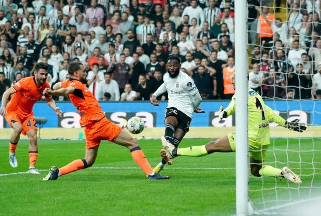 Kara Kartal'ın apoletini söktüler! Beşiktaş sezonun ilk mağlubiyetini Başakşehir'den aldı