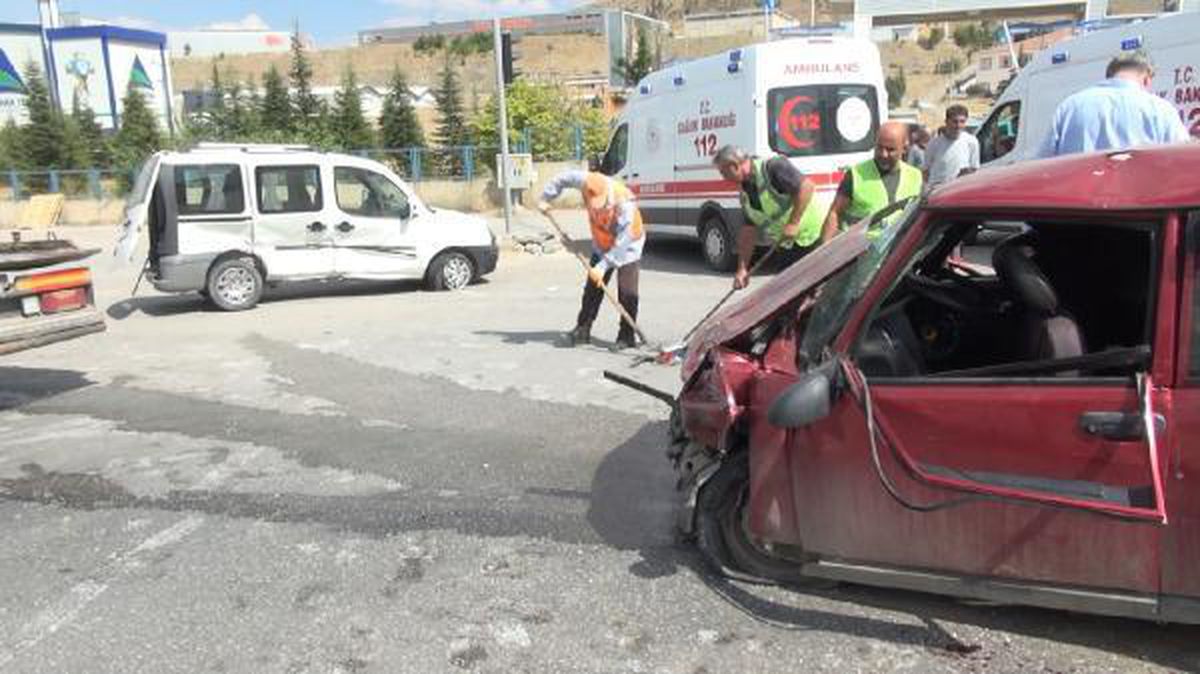 Son Dakika | Kırıkkale\'de otomobil ile hafif ticari araç çarpıştı: 9 yaralı