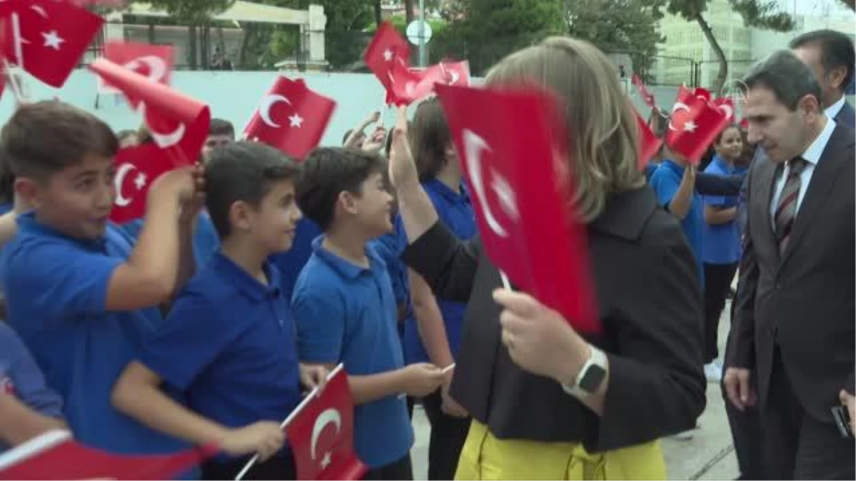 Milli Eğitim Bakan Yardımcısı Aşkar, İzmir\'de çeşitli açılışlar gerçekleştirdi