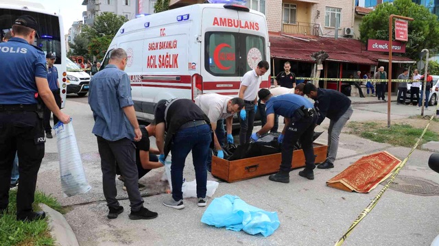 Minibüsün çarptığı kadın hayatını kaybetti, yakınları kriz geçirdi Minibüsün çarptığı kadın hayatını kaybetti, yakınları kriz geçirdi