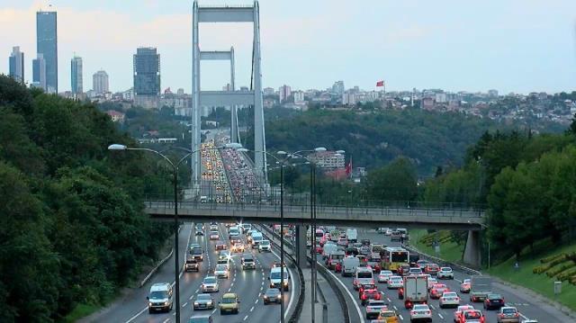 Okullar açıldı, yağmur başladı! İstanbul'da trafik ve toplu ulaşımda yoğunluk yaşanıyor