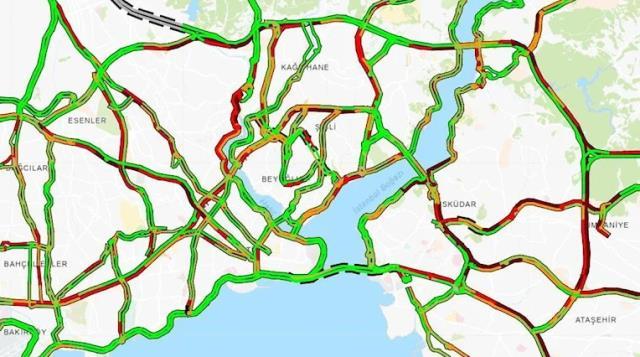 Okullar açıldı, yağmur başladı! İstanbul'da trafik ve toplu ulaşımda yoğunluk yaşanıyor