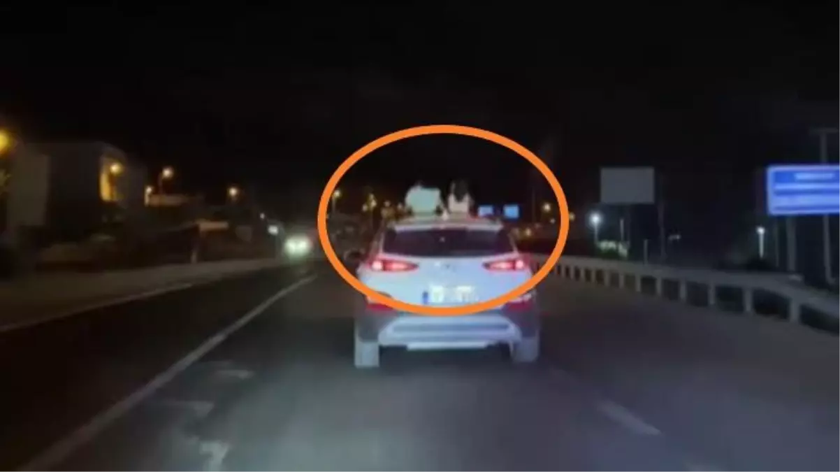 Otomobil tavanına çıkan çocukların tehlikeli yolculuğu yürekleri ağza getirdi