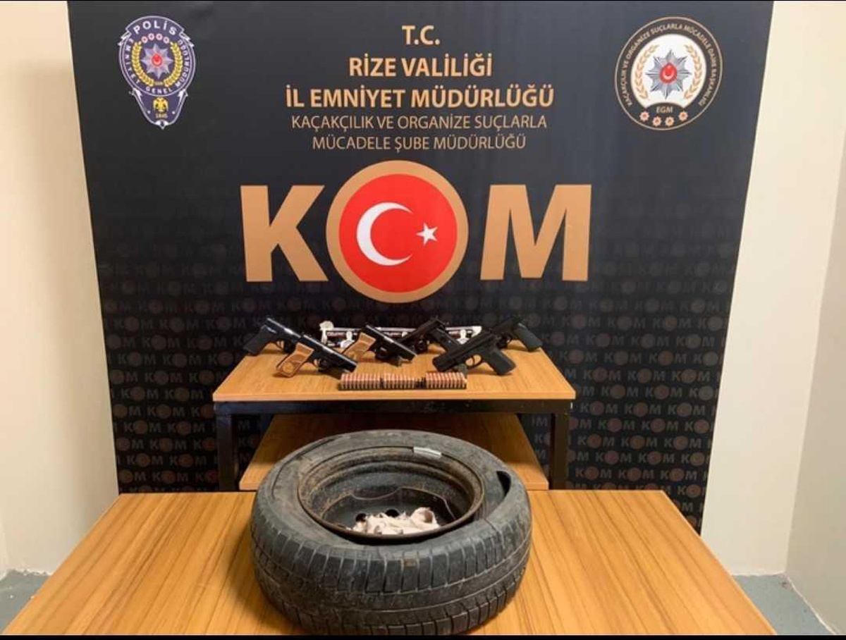 Rize\'de otomobilin yedek lastiğine gizlenmiş 6 ruhsatsız tabanca ele geçirildi