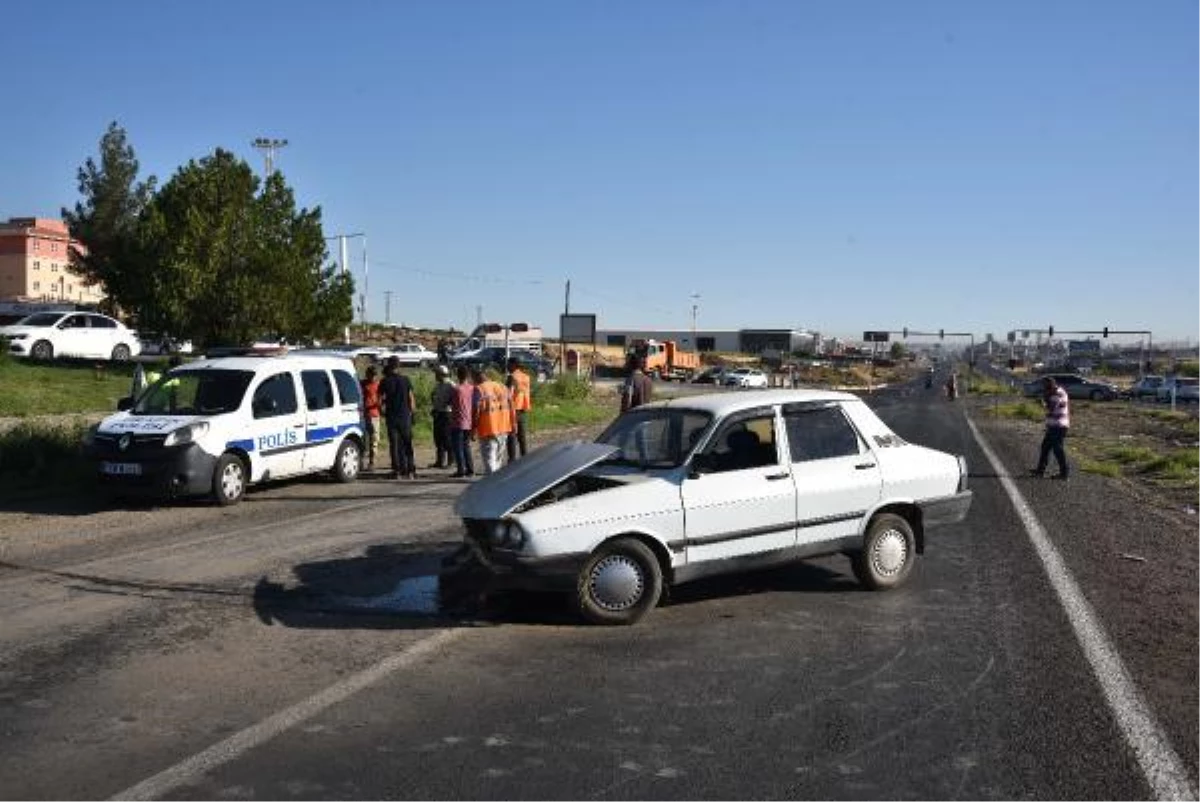 Şanlıurfa haberleri! Şanlıurfa\'da otomobiller çarpıştı: 3 yaralı