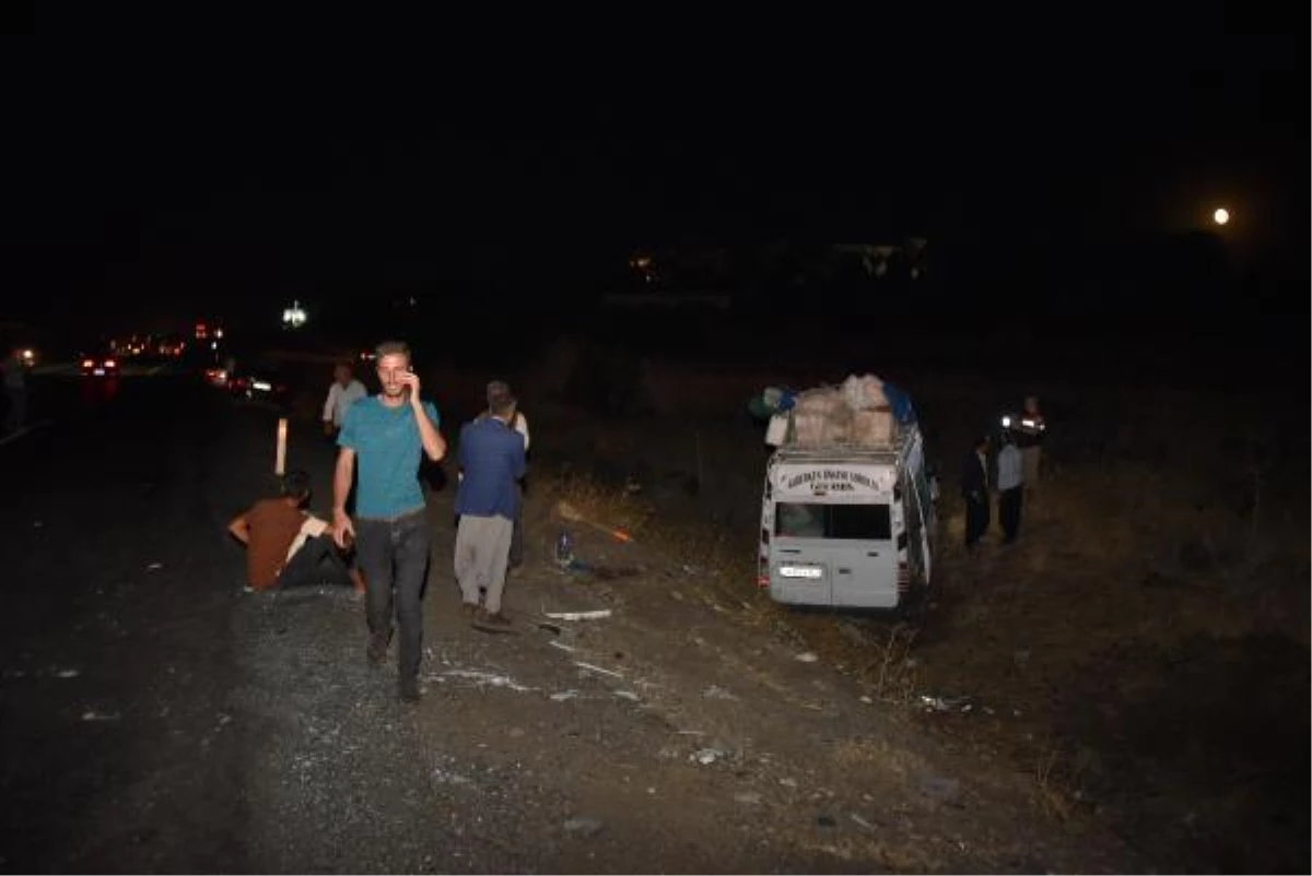 Son dakika haberleri... Şanlıurfa\'da tarım işçilerini taşıyan minibüs ile otomobil çarpıştı: 16 yaralı