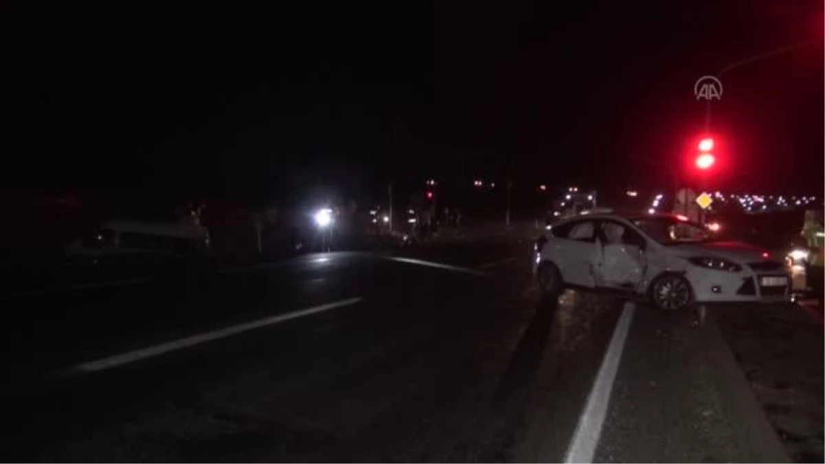 Şanlıurfa\'da minibüs ile otomobilin çarpışması sonucu 16 kişi yaralandı