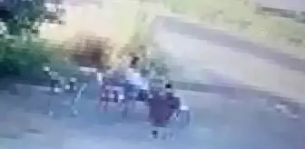 Şanlıurfa'da otomobille çarptıkları kişiyi sopayla darbettiler