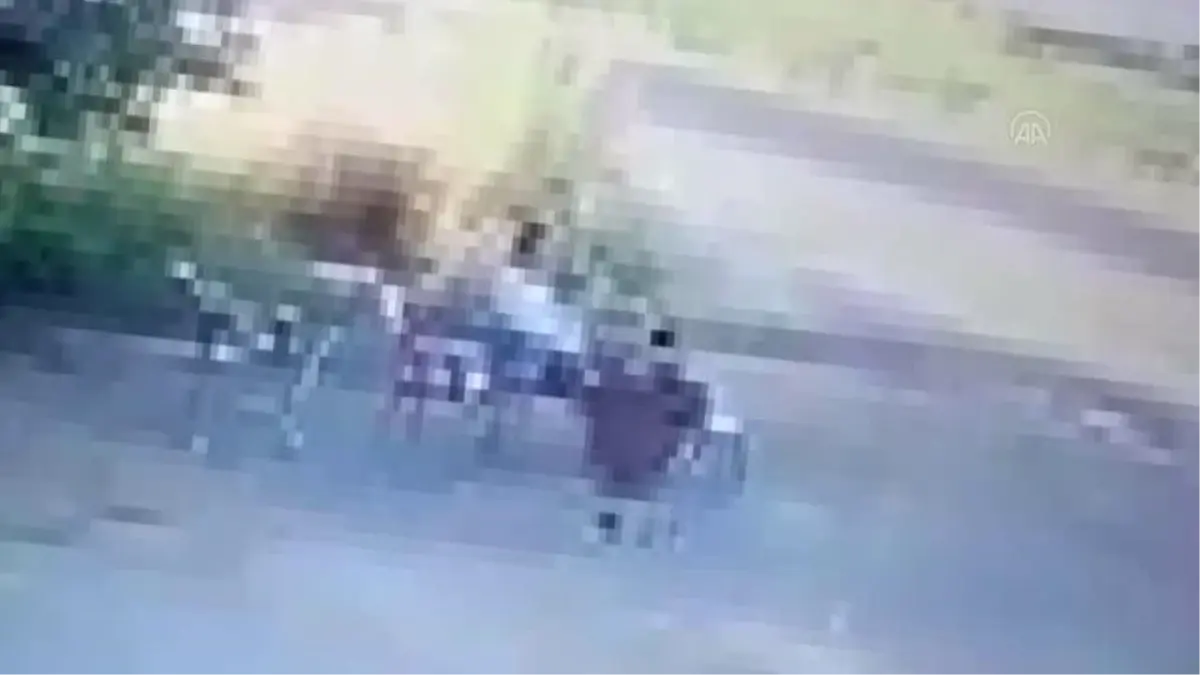 Şanlıurfa'da otomobille çarptıkları kişiyi sopayla darbettiler