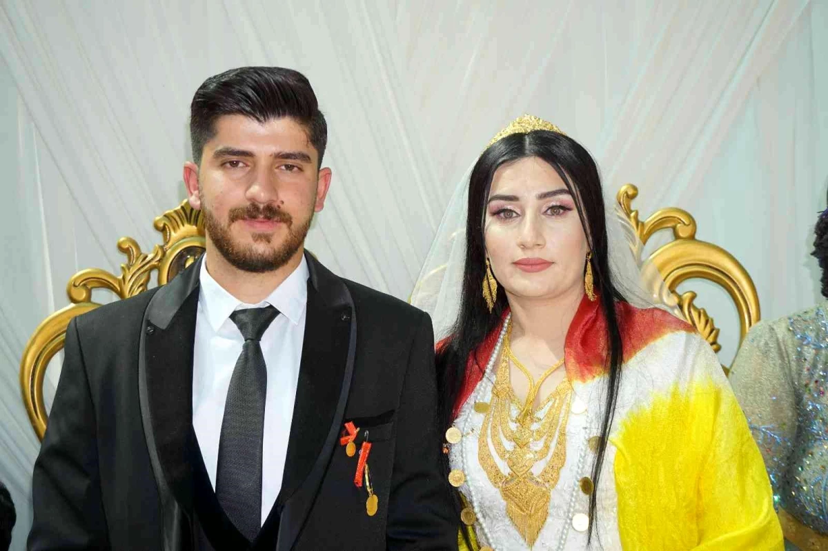 Kaşuran Aşireti\'nin 2 gün 2 gece süren düğününde genç çifte 1 kilo altın ile 500 bin lira para hediye edildi