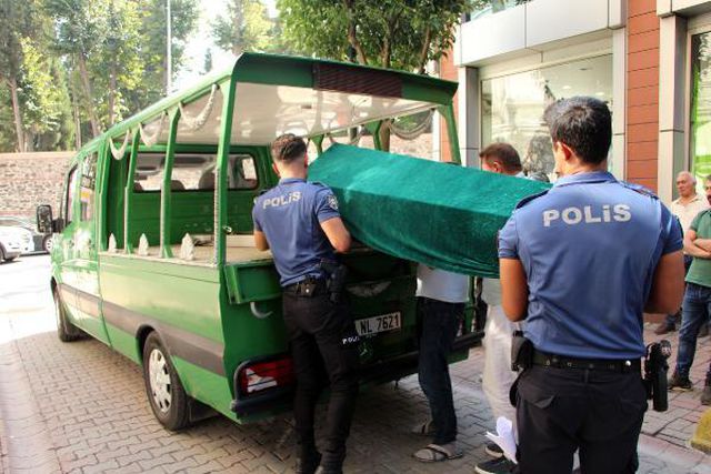 Şişli'de binanın merdiven korkuluklarına asılı kadın cesedi bulundu Şişli'de binanın merdiven korkuluklarına asılı kadın cesedi bulundu