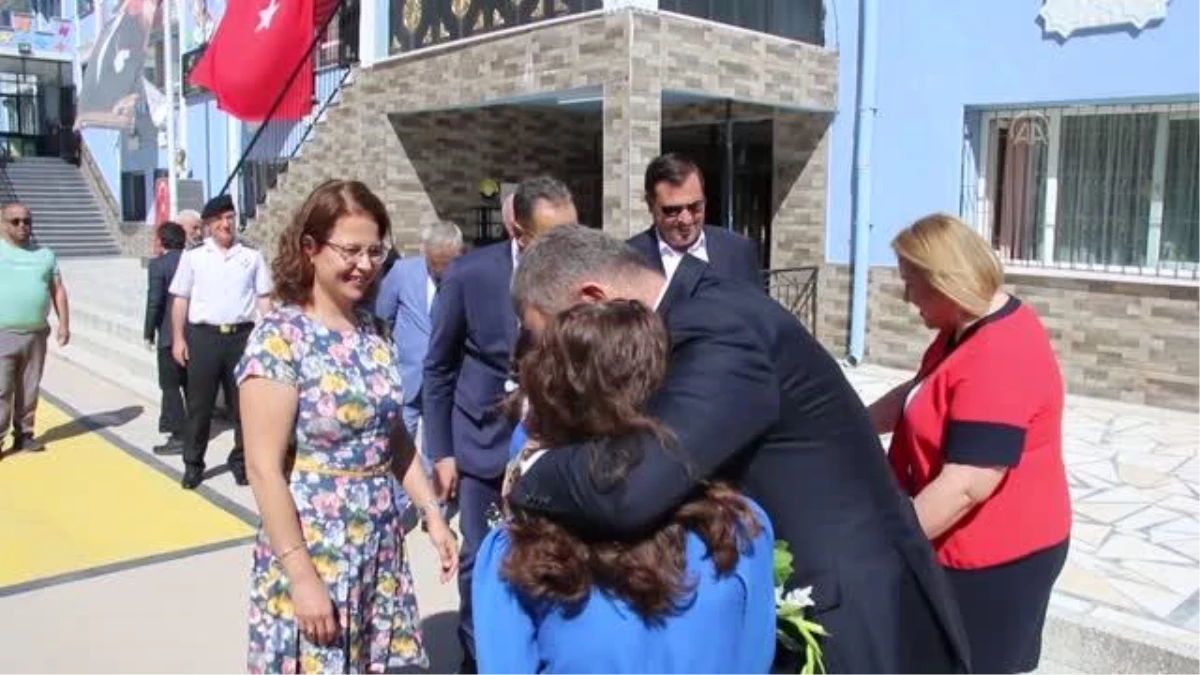 Uşak Valisi Ergün ve Belediye Başkanı Çakın öğrencileri ziyaret etti