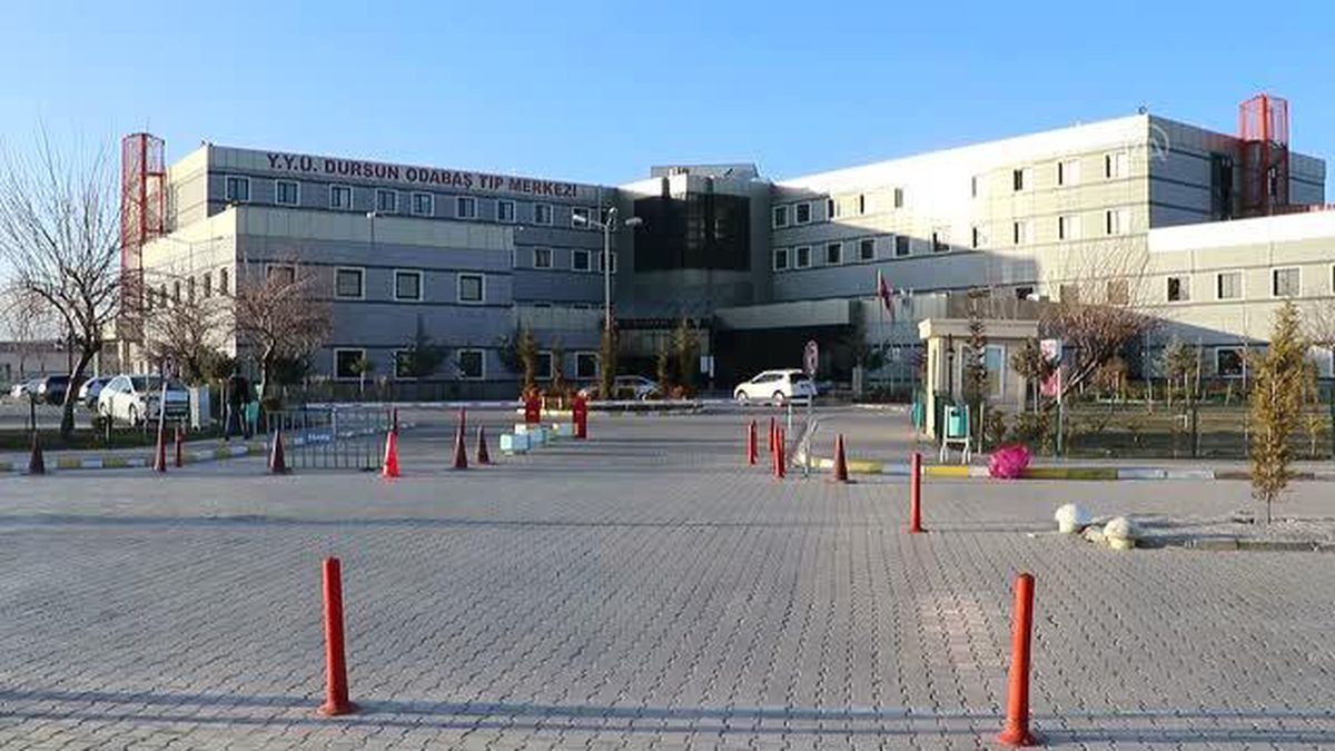 Yere düşünce kırılan omuru "kemik çimentosu" ile güçlendirildi